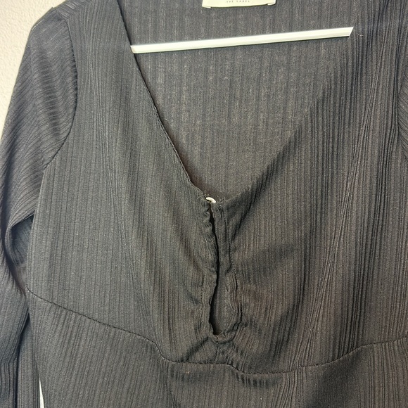 ASTR The Label Top XL Crop Long Bell Sleeve Metallic Hook Detail - Picture 4 of 5